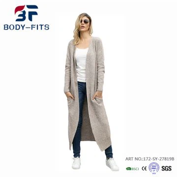 Meitene ar garu džemperi